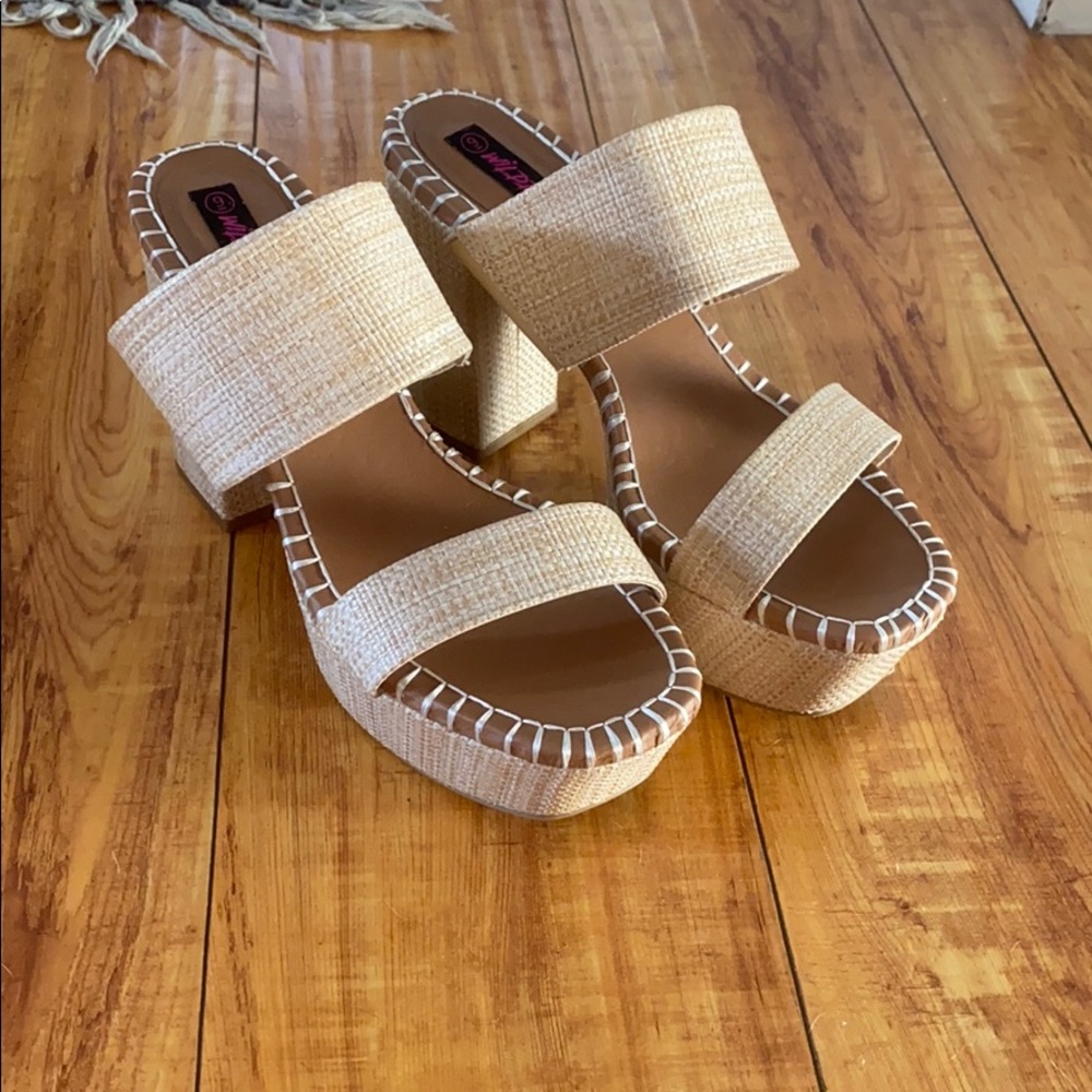 BRAND NEW! Woven rattan platform sandal